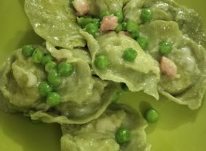 Foto di Tortelli verdi con ricotta parmigiano in salsa di speck e pisell