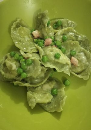 Foto di Tortelli verdi con ricotta parmigiano in salsa di speck e pisell