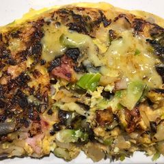 A picture of Veggies & Bacon Omelet 🧀🍳🥓.