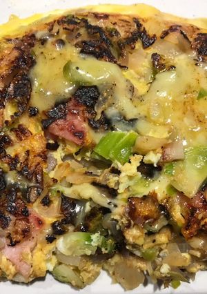 A picture of Veggies & Bacon Omelet 🧀🍳🥓.