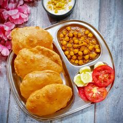 A picture of Punjabi Chole puri.