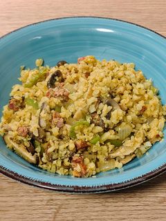 Una foto de Wok de migas de coliflor con setas y picadillo de chorizo
