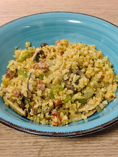 Una foto de Wok de migas de coliflor con setas y picadillo de chorizo