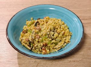 Foto principal de Wok de migas de coliflor con setas y picadillo de chorizo
