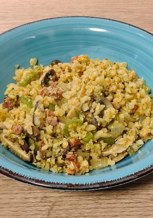 Una foto de Wok de migas de coliflor con setas y picadillo de chorizo