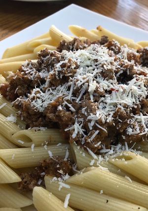 Una foto de Penne a la Boloñesa con el toque Sonorense