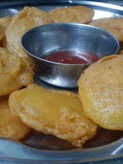 आलू के पकौडे (aloo ke pakode recipe in Hindi) रेसिपी मुख्य फोटो