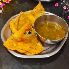 A picture of Punjabi Samosa.
