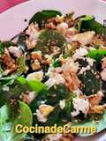 Ensalada de espinacas con requesón, nueces y miel