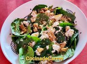 Una foto de ensalada requesón