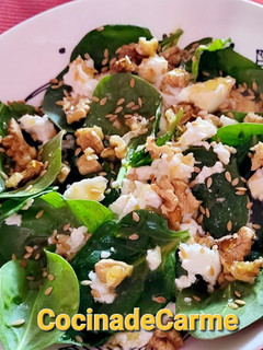 Una foto de Ensalada de espinacas con requesón, nueces y miel