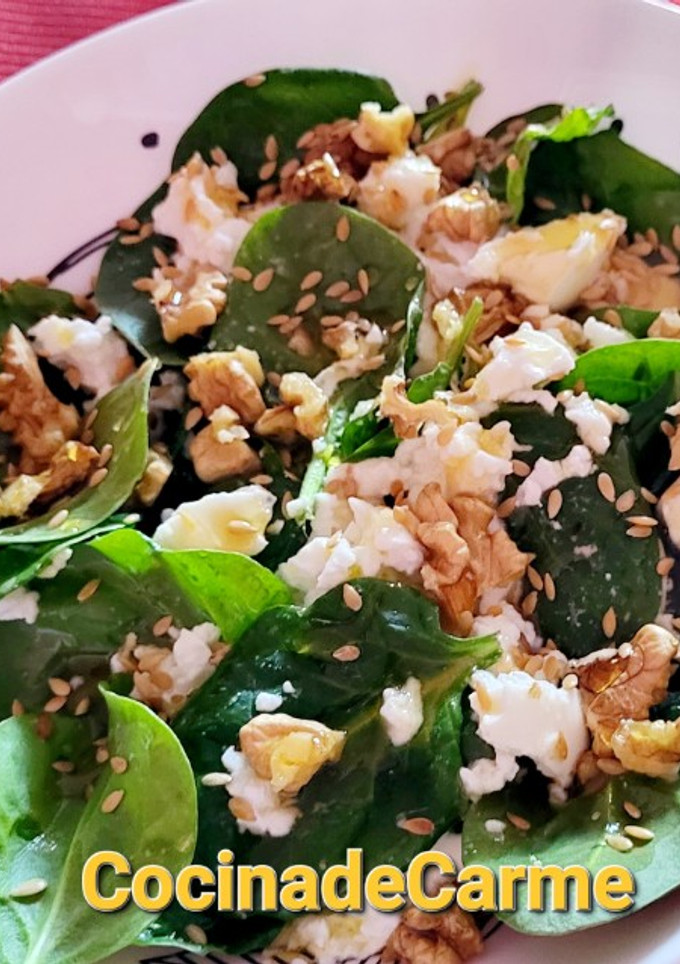 Una foto de Ensalada de espinacas con requesón, nueces y miel