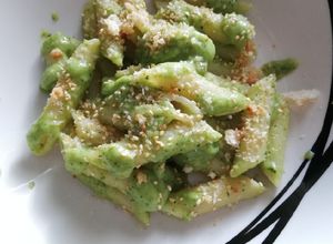 Foto di Penne con crema di zucchine, crumble di pane e sesamo 🥒🥖🌿
