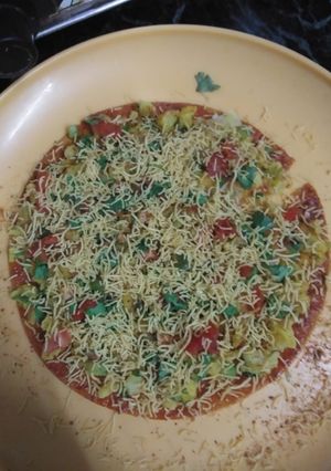 पिज़्ज़ा (Pizza recipe in hindi) रेसिपी मुख्य फोटो