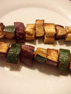 Una foto de Pinchitos de berenjena y calabacín con salsa teriyaki en microondas