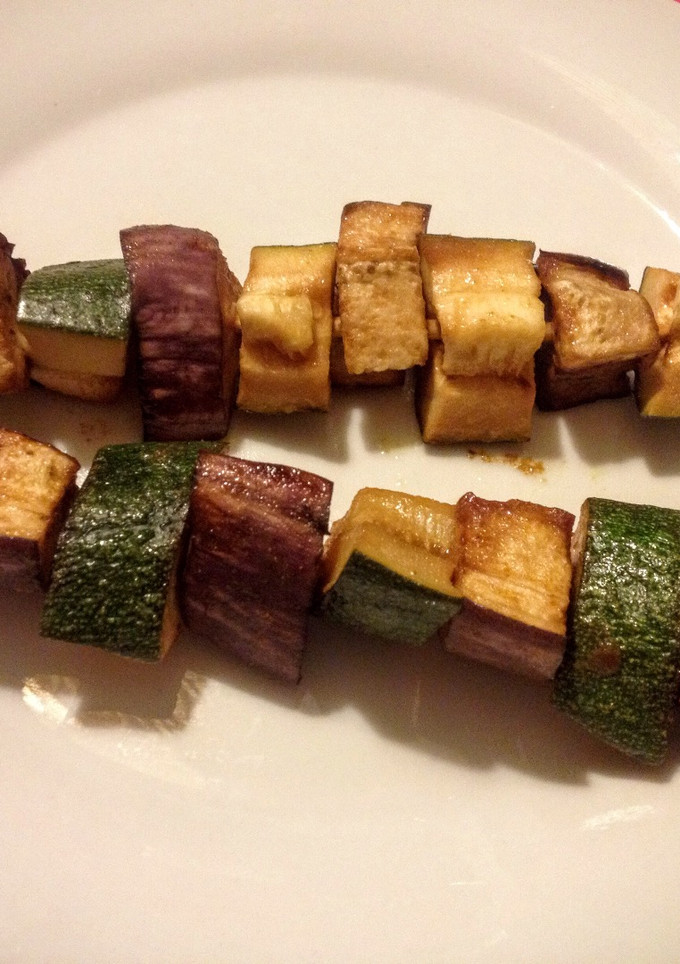 Una foto de Pinchitos de berenjena y calabacín con salsa teriyaki en microondas