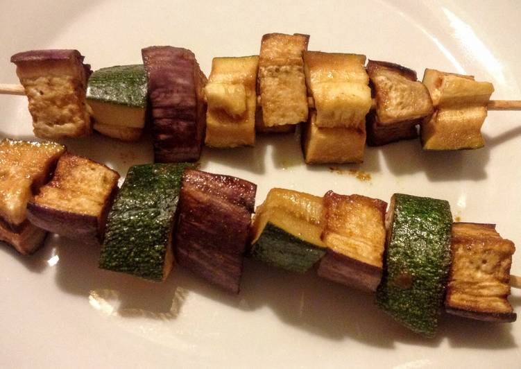 Pinchitos de berenjena y calabacín con salsa teriyaki en microondas