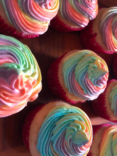 Una foto de Cobertura de cupcakes de arcoíris