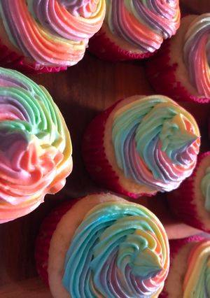 Una foto de Cobertura de cupcakes de arcoíris