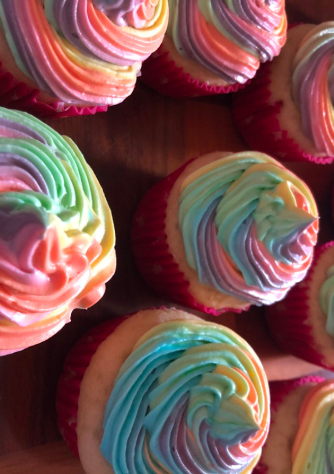 Una foto de Cobertura de cupcakes de arcoíris
