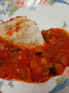 Una foto de Bacalao con fritada de verduras