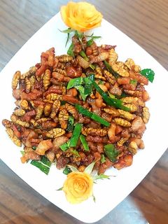 Hình của món Nhộng tằm xào tóp mỡ.