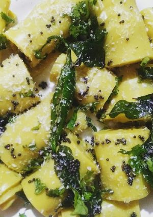 खांडवी (khandvi recipe in Hindi) रेसिपी मुख्य फोटो