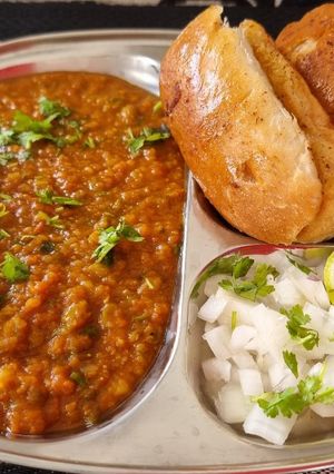 A picture of Bhajipav in pressure cooker.