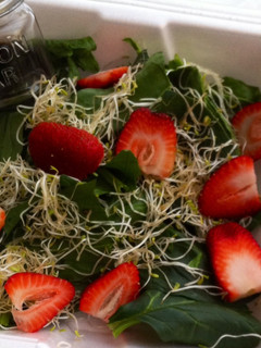 Una foto de Ensalada de espinaca, fresas con germen de alfalfa y vinagreta balsamica