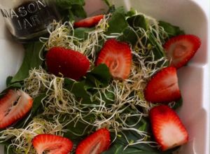 Una foto de Ensalada de espinaca, fresas con germen de alfalfa y vinagreta balsamica