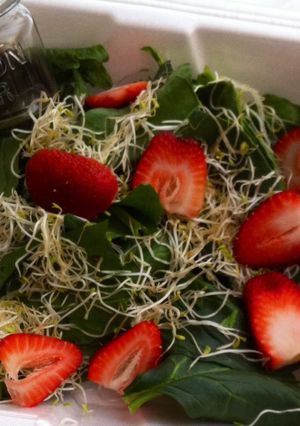 Una foto de Ensalada de espinaca, fresas con germen de alfalfa y vinagreta balsamica