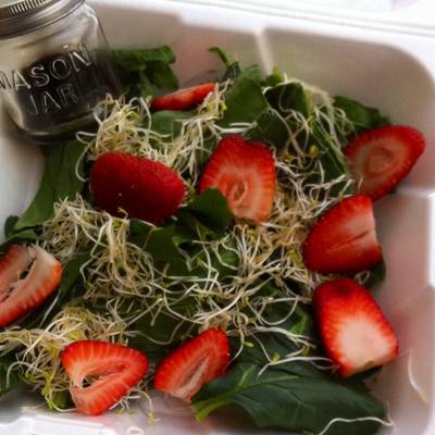 Ensalada de espinaca, fresas con germen de alfalfa y vinagreta balsamica  Receta de Gigio05- Cookpad