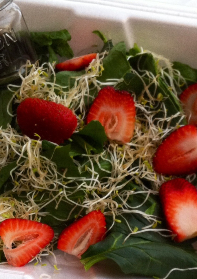 Una foto de Ensalada de espinaca, fresas con germen de alfalfa y vinagreta balsamica