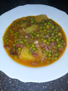 Una foto de Patatas con guisantes y jamón