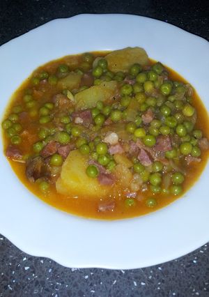 Una foto de Patatas con guisantes y jamón
