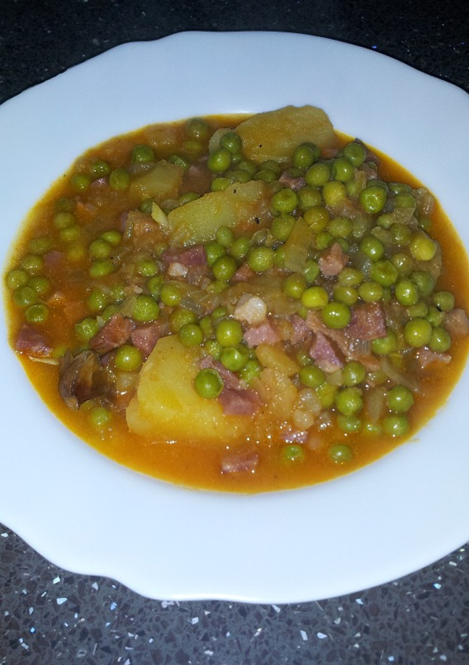 Una foto de Patatas con guisantes y jamón