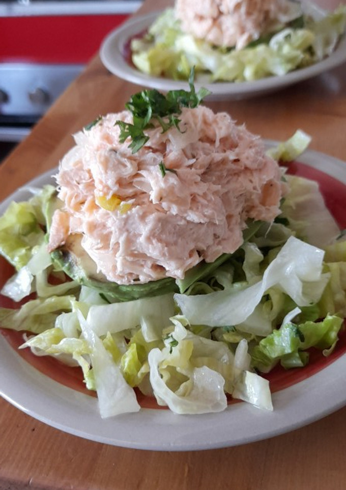Una foto de Palta rellena con Salmón
