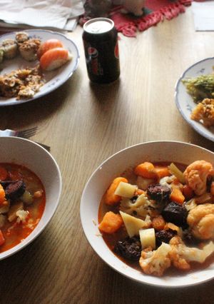 Una foto de Sopón espetacularrr y restos de sushi, y de ensalada