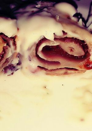 Una foto de Arrolladitos de salame con queso y salsa blanca