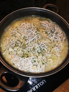 Una foto de Merluza con patatas en salsa verde