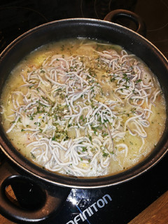Una foto de Merluza con patatas en salsa verde