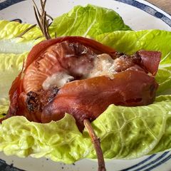 A picture of Saturn Peaches with Prosciutto and Yorkshire Blue.