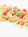 Spaghetto quadro con crema di melanzane, gambero di Mazara, calamari e peperoni