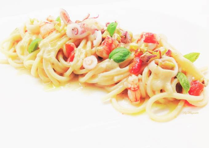 Spaghetto quadro con crema di melanzane, gambero di Mazara, calamari e peperoni