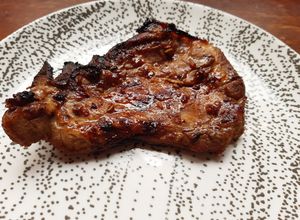 Une photo de Échines de porc marinées au miel et au soja