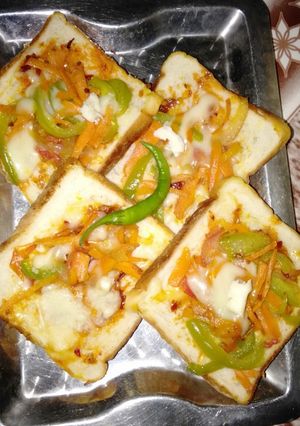 A picture of Bread pizza in tava.