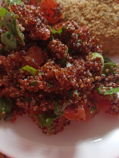 Una foto de Ensalada de quinoa roja con tomate de rúcula
