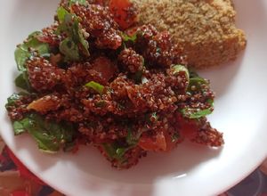 Una foto de Ensalada de quinoa roja con tomate de rúcula