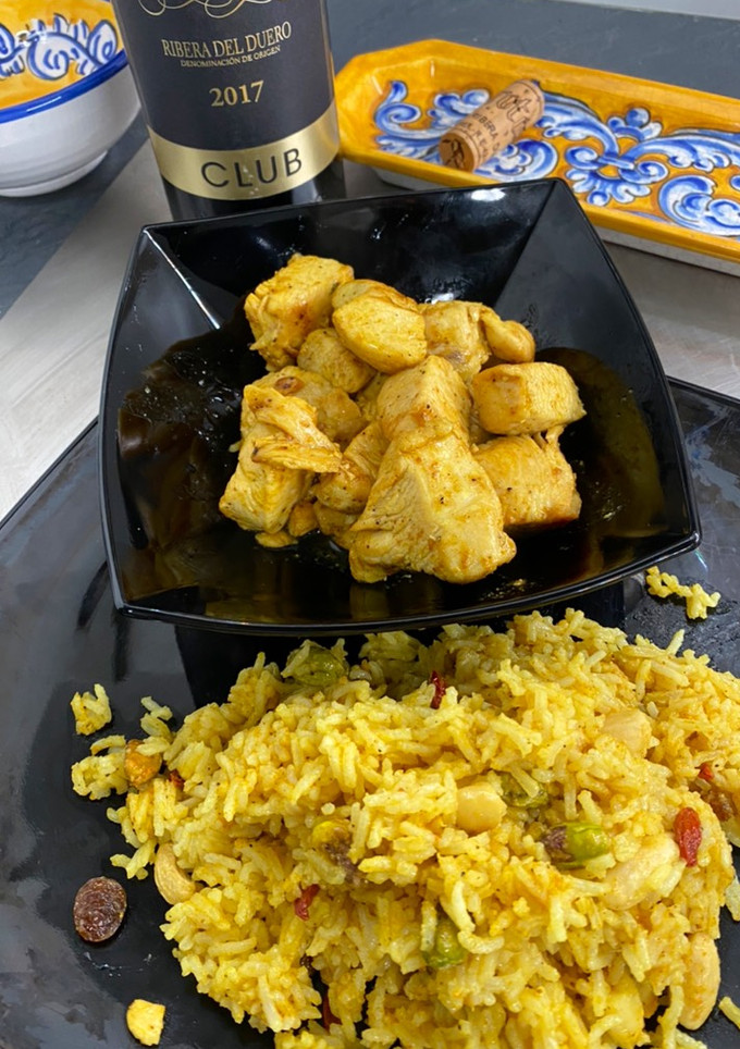 Una foto de Pollo con arroz Ras el hanout