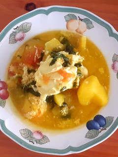 Una foto de Caldo de patatas con huevos